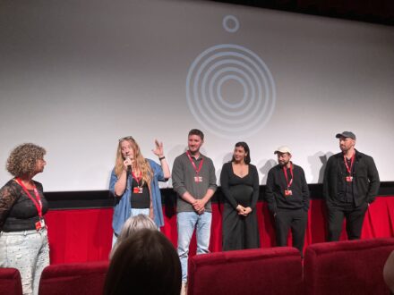 1 film 5 komponister på OFF 2026. Fra venstre mod højre er det moderator Birgitte Weinberger og komponisterne Christiane Bjørg, Mickie Wriedt, Becca Reyes, Daniel Vognstrup og Djarn Kargin. 